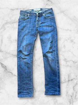 Jacob Cohën LTD blå jeans Type 688 - Snygga blå jeans från Jacob Cohën LTD, modell Type 688. Byxorna är i bra skick förutom att dom har ett litet hål i ena fickan med det är inget som påverkar användning. Storlek 30/32 och passar ca  65-70kg samt ca 175-180cm. Hör av er vid frågor! Priset är inte hugget i sten:)