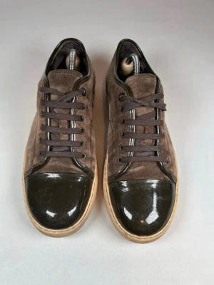 Lanvin DBB1 - Ett par riktigt schyssta lanvin skor med glans! Storlek 42 och ett allmänt bra skick. Nypris: 4500kr. Priset kan självklart diskuteras!