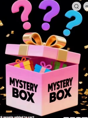 Mystery Box med överraskningar - En rosa Mystery Box med guldfärgat band och lock, fylld med små färgglada paket. Perfekt för dig som gillar spänning och överraskningar. Boxen har texten 'MYSTERY BOX' på sidorna och dekoreras med frågetecken i olika färger ovanför.