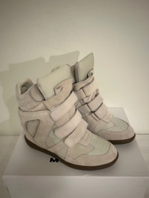 Isabel marant skor  - Ett par stilrena Isabel marants i storlek 38, använda fåtal gånger utan defekter. Väldigt fräscha skor och passar bra nu till det kalla vädret. Skriv vid intresse!😇