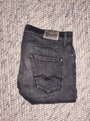 Replay Thad gråa jeans - Snygga grå jeans från Replay, modell Thad. Storlek 16A 166 cm. Skick 10/10. Hör av er vid frågor eller om ni vill ha fler bilder! Fraktar snabbt 🚚💨