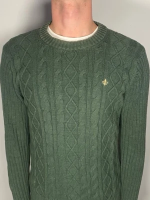 Kabelstickad Morris tröja - Säljer en riktigt snygg och trendig Kabelstickad Morris tröja i fint skick, storlek S, vid frågor är det bara att skriva //Gramenti