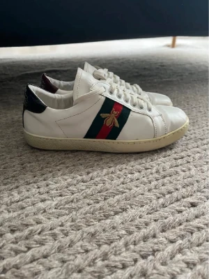 Skor - Säljer dessa skit snygga skor pågrund av de är för små. Storlek 37-38. Skick 9,5/10. Pris kan diskuteras. Skorna är såklart äkta, hör av er vid frågor✅