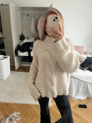 Beige kabelstickad tröja  - Kabelstickade tröja från Zara 