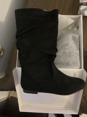 Stövlar -  Jättesnygga och bekväma stövlarna i svart färg🖤. De är i storlek 41 men jag har 40 och dom passar perfekt🤍