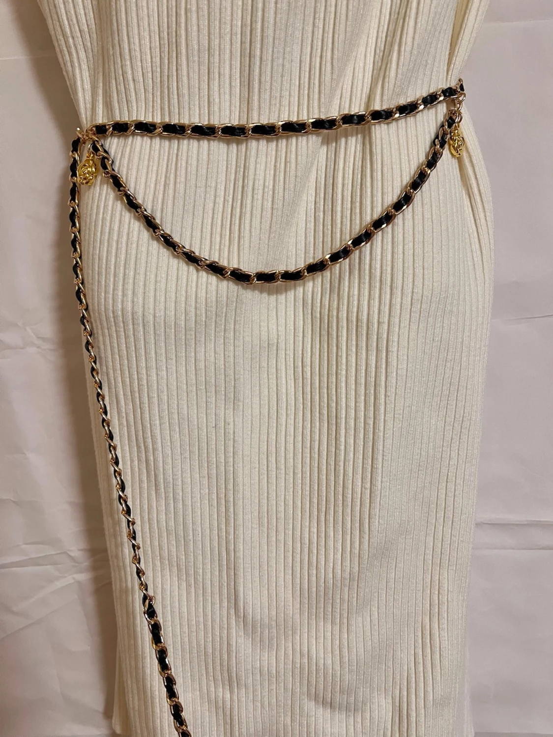 Kedjebälte med svarta detaljer och rosor - 1