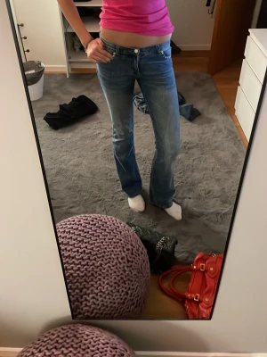 Långa unika Mudd bootcut jeans med nitar - Säljer ett par ljusblå bootcut jeans från Mudd med snygga slitningar och coola nitar vid fickorna. Lågmidjade och klassisk femficksmodell i mjukt jeansmaterial. Perfekta för dig som gillar en avslappnad men ändå trendig look. Jag är 178