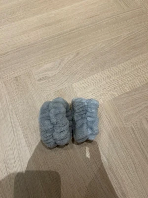 Grå fluffiga armband👇🏼läs här förstår ni💕 - Säljer dessa jätte smarta saker som är jätte bra när man till exempel ska tvätta ansiktet och då kommer de inte på tröjan eller rinner ner på armarna vilket är superbra.