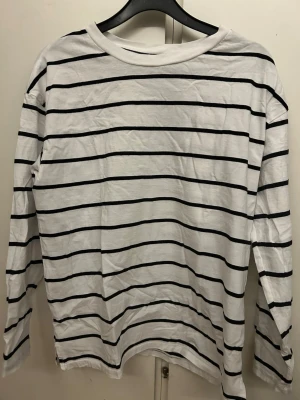 Långärmad tröja - Fin långärmad tröja från Lager 157. storlek S använd typ en gång