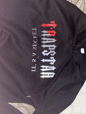 Trapstar hoodie - Jag säljer en Trapstar hoodie i Asiatisk storlek XL den är i väldigt bra kvalitet