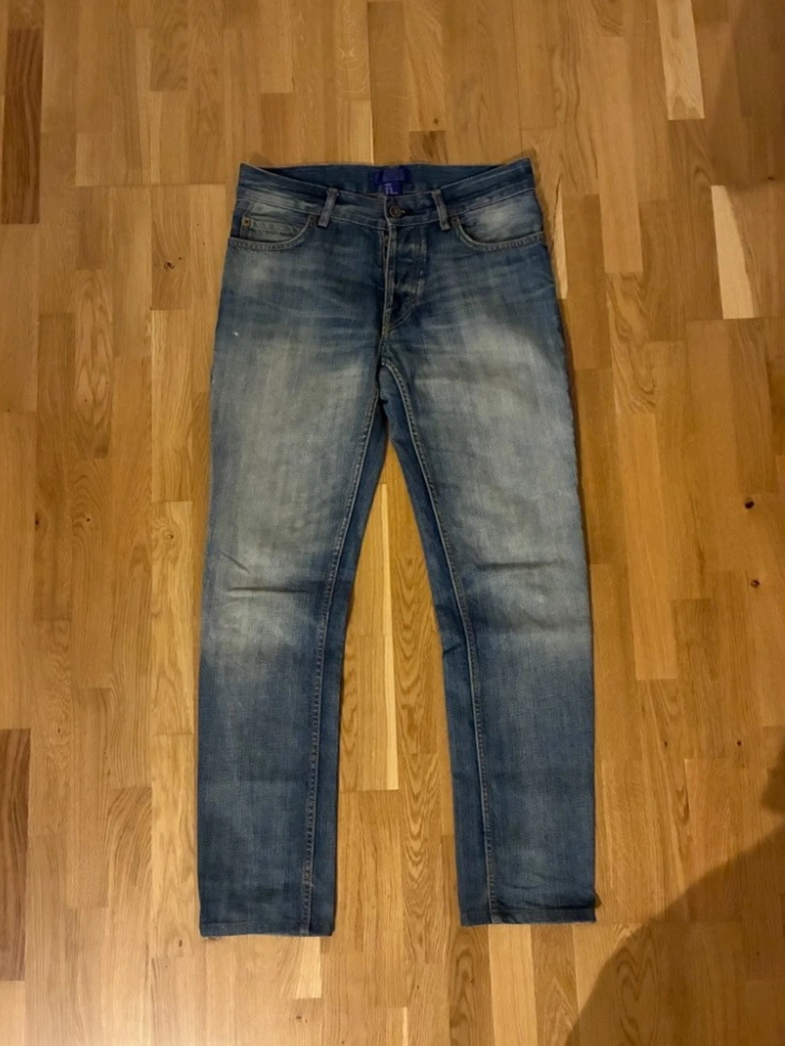 Blå raka jeans med slitningar - 2