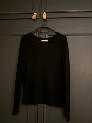 Svart stickad  - Säljer denna svarta stickade tröjan från Lefties🖤