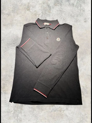 Moncler långärmad pike - Moncler piké nu till salu! Perfekt nu till våren! Inga defekter använd ett par gånger! Har gärna av er vid fundering 