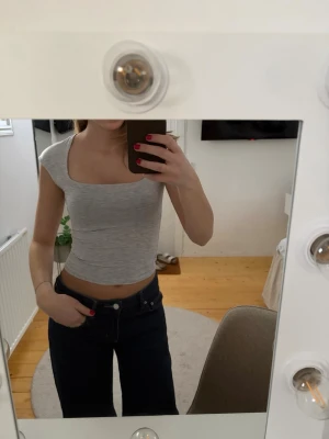 Grå topp - Söt grå topp från Gina tricot, använd 2-3 gånger!