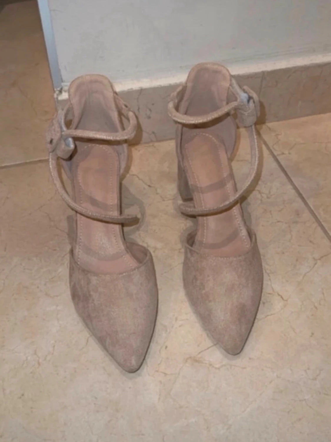 Beige mocka pumps med remmar