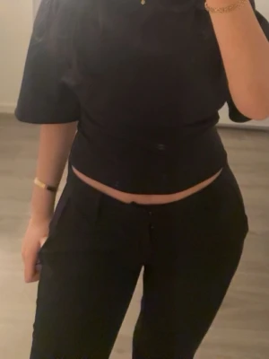 Svarta lågmidiade kostym byxor   - Säljer svarta lågmidiade kostym byxor från bikbok (finns två stycken)