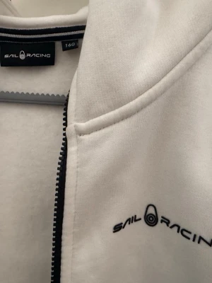 Sail Racing Hoodie  - Fin vit sail Racing hoodie / munkjacka knappt använd. Något liten i storleken. 