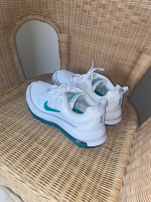 Nike Air Max vita sneakers - Vita Nike Air Max sneakers med turkosa detaljer i storlek 39, dom har inte kommit till användning