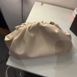 Balväska - Supersnygg väska som passar helt perfekt till balen!😍Endast använd en gång så precis som ny! Finns även ett band som följer med💕Den är lite beige/vit. Tror den är köpt från Zalando☺️