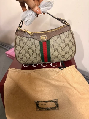 Ophidia Shoulder Bag - Nyskick, full set. Gåva från ex.. vill inte behöva fråga honom om kvitto men är 99% säker på att den är äkta. Har använt AI Perplexity för att verifiera äktheten. Väskan är medium i storlek, ca 26cm bred