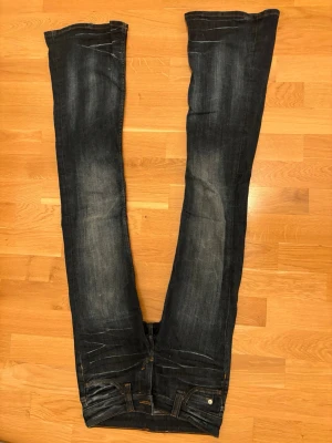 Mörkblåa weekday jeand - Jättefina low waist jeans från weekday i modellen booty bei, Medela om mått🫶🏼