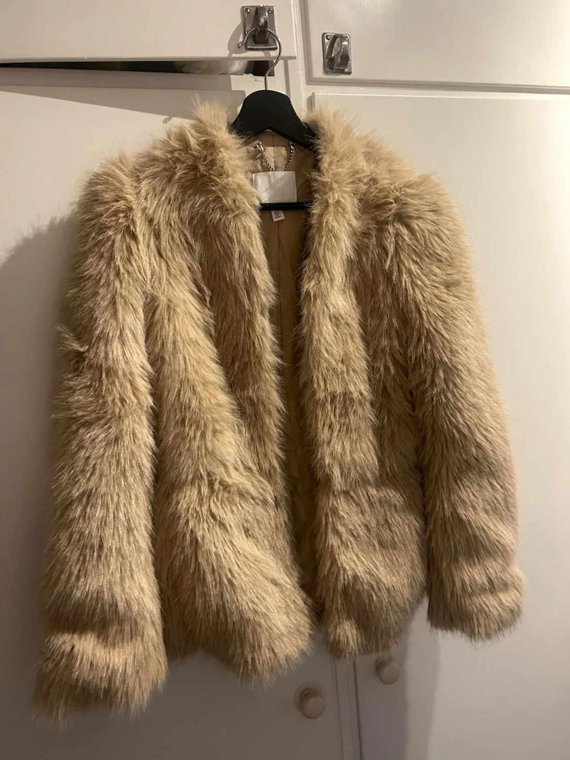Beige fluffig pälsjacka