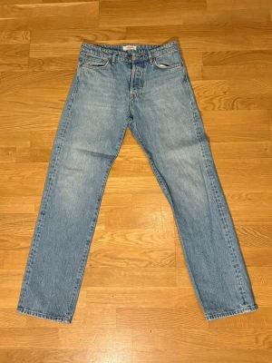 Jack & Jones Denimjeans Blå W30 M - Jag säljer mina Jack & Jones blå baggy jeans. De är sparsamt använda och i gott skick. Sköna, klassiska jeans som passar till vardag.