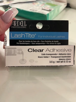 Ardell LashTite Clear Adhesive 3,5g - Transparent franslim från Ardell LashTite, perfekt för individuella lösögonfransar. Limmet är klart och kommer i en liten plastflaska med vitt skruvlock. Förpackningen innehåller 3,5 g och är enkel att använda för exakt applicering.