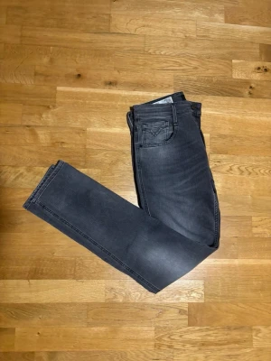 Replay Anbass jeans - Ett par Riktigt snygga Replay jeans i mörkgrå färg. Byxorna är i näst intill nytt skick!🙌  Modell: Anbass!  Size: W30 . 🔹 Hör av dig vid frågor eller funderingar🙌🙏