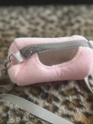 Liten väska för hamstrar - Mjuk och söt rosa väska för hamstrar, nytt skick 