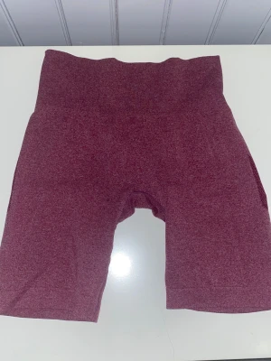 Bikershorts  - Säljer av alla mina gymshorts då jag behöver gå upp en storlek. Så vill du har flera stycken kan jag fixa paketpris o skicka alla i samma paket. Shortsen är i storlek S och går att ha långa men även vika upp utan att det blir obehagligt