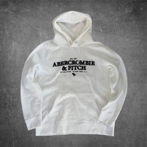 Abercrombie & Fitch Hoodie - Stilren A&F Hoodie med tryck på bröstet | Storlek: S | Mycket bra skick! | Tveka inte att höra av vid funderingar!