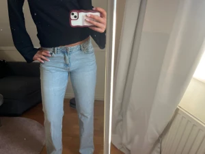 Ljusblå raka jeans - Säljer mina ljusblåa jeans från Gina.