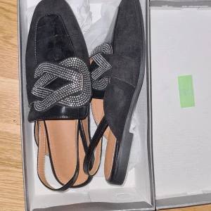 Svarta skor - Svarta skor i storlek 39, helt oanvända