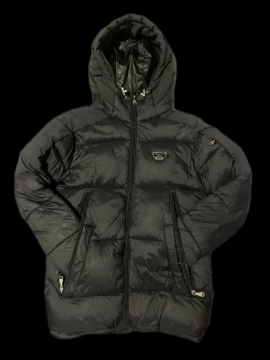 Alessandro zavetti milano puffer jacka - Puffer jacka Alessandro zavetti i helt svart, storlek XS. Jätte bra kvalité nästan helt ny bara lite använt. Köptes för +1400 kr.                                                                                                                                             OBS: observera alla bilder jag har laddat upp.           Skickas inom 48H Pris kan diskuteras vid snabb köp