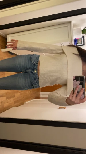 Blå jeans med låg midja - Säljer en snygg offshoulder stickad tröja från H&M. Köpt för 400kr