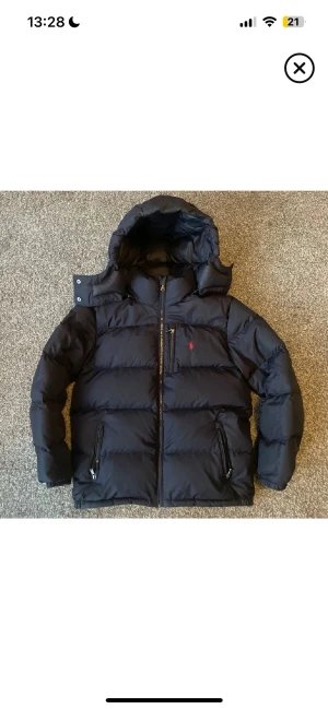 Ralph lauren jacka - Checka in resten av mina jackor!                   Mörkblå Ralph lauren jacka, riktigt snygg och perfekt till vintern. Är i väldigt bra skick, bara lite smått smutsig, men kan tvättas innan den fraktas vid eventuellt köp. Storleken är L ungdomsstorlek, men sitter som xs herrstorlek. Tveka inte med frågor!
