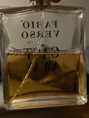 Fabio Verso Cast Away parfym - Säljer min Fabio verso cast Away då jag har en ny parfym, den har inget lock då jag fick den av min kompis.