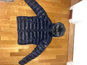 Mörkblå dunjacka från Colmar - Jag har en colmar jacka som inte riktigt passar mig då jag gärna byter den mot en likadan i storlek L, det går även bra med andra modeller osv. Om ni har en moncler cardigan i storlek M och vill byta så går de också bra. Hör gärna av er om ni vill byta jacka. Det är bara att skriva om ni vill ha fler bilder på jackan och om de är något ni undrar! Jackan är mörkblå och är i bra skick, tvättar även den innan den skickas! 