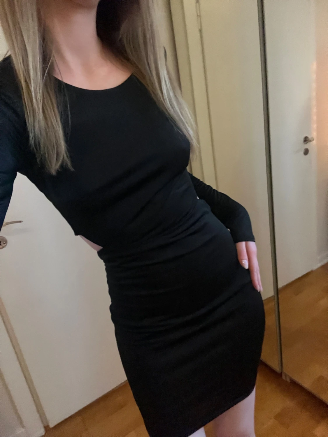 Svart tight cut out klänning NLY One XS