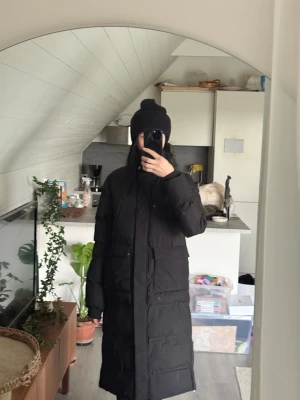 Lång vinterjacka - Aldrig använd enbart provad. Råkade slita av lappen så kan ej returnera. Stor i storleken, passar S-M. Nypris 1200kr