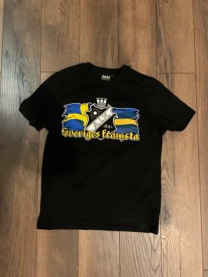 AIK Sveriges Främsta T shirt - Det finns inga fläckar eller några hål den är i princip i nyskick har bara haft den på mig 1 gång skick 10/10 Det är storlek S men hade kunnat passa en medium också👍 