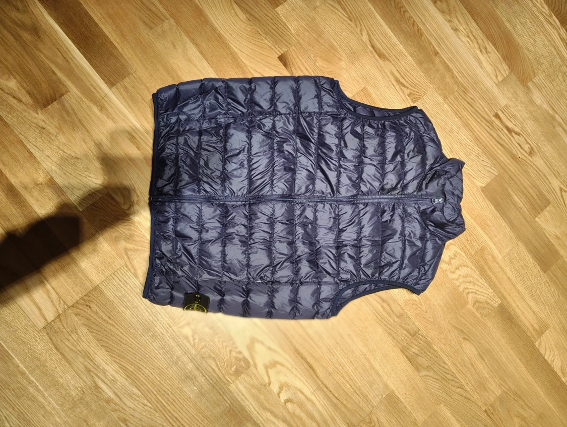Mörkblå dunväst från Stone Island