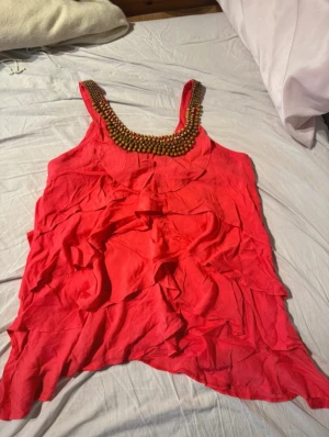 Röd linnetopp med pärldetaljer - En oanvänd topp i storlek M, passar även S💕