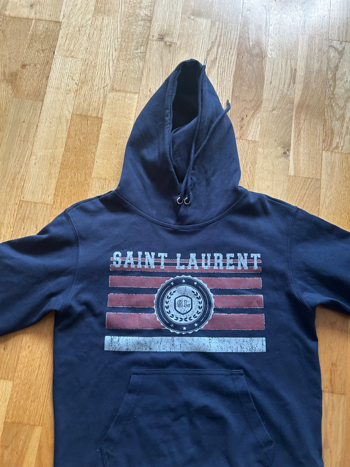Mörkblå Saint Laurent hoodie. Pris kan diskuteras 