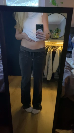 Mörkbruna manchesterbyxor med snörning - säljer mina juice byxor då jag inte använder dom längre. OBS dom är ner sydda. 🤍 pris går att diskutera!