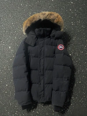 Canada Goose wyndham black - Canada Goose wyndham black parka jacket wkth red logo. Almost as brand new. Bought on Vinted with item verification and came as real. Receipt Available.
