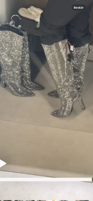 Glittriga silverstövlar med klack - SÖKER! Dessa klackar från new yorker i storlek 38