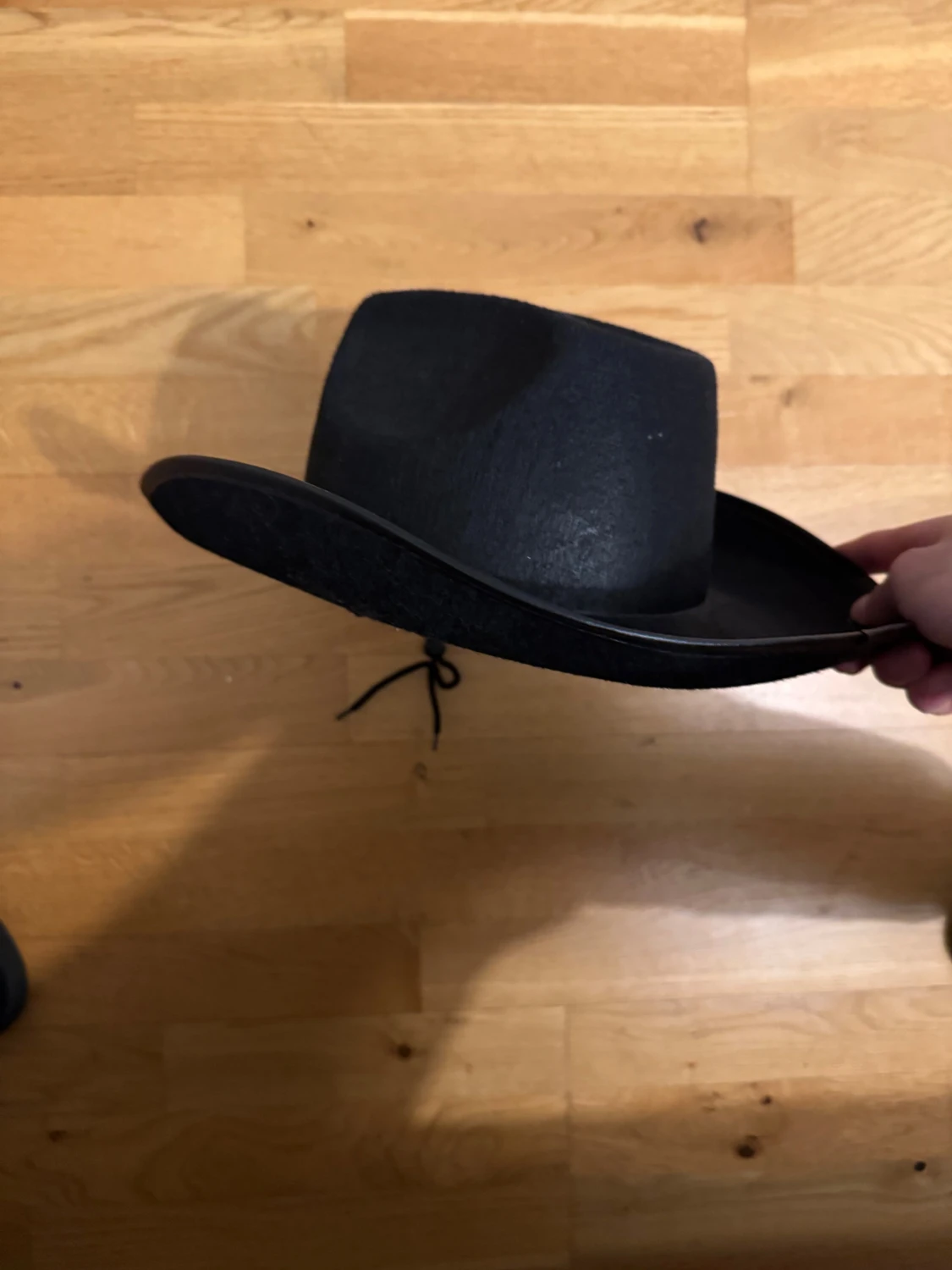 Svart cowboyhatt med snöre - 1