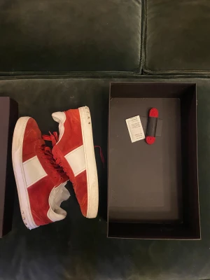 Valentino Flycrews - Valentino Flycrews skor, Ordinarie värde=7 tusen kr, köpta för 4,5 tusen, saknar tyvärr 3 nitar på höger skon pga olyckshändelse/ inte mycket använding. INGA BYTEN! Och pris kan diskuteras vid snabb affär, skriv för mer info